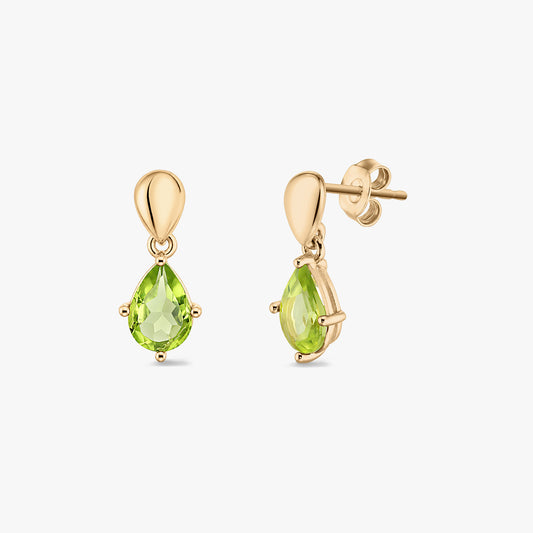 Paar aus vergoldeten Ohrsteckern aus Sterlingsilber mit birnförmigen Peridot-Edelsteinen vor weißem Hintergrund.