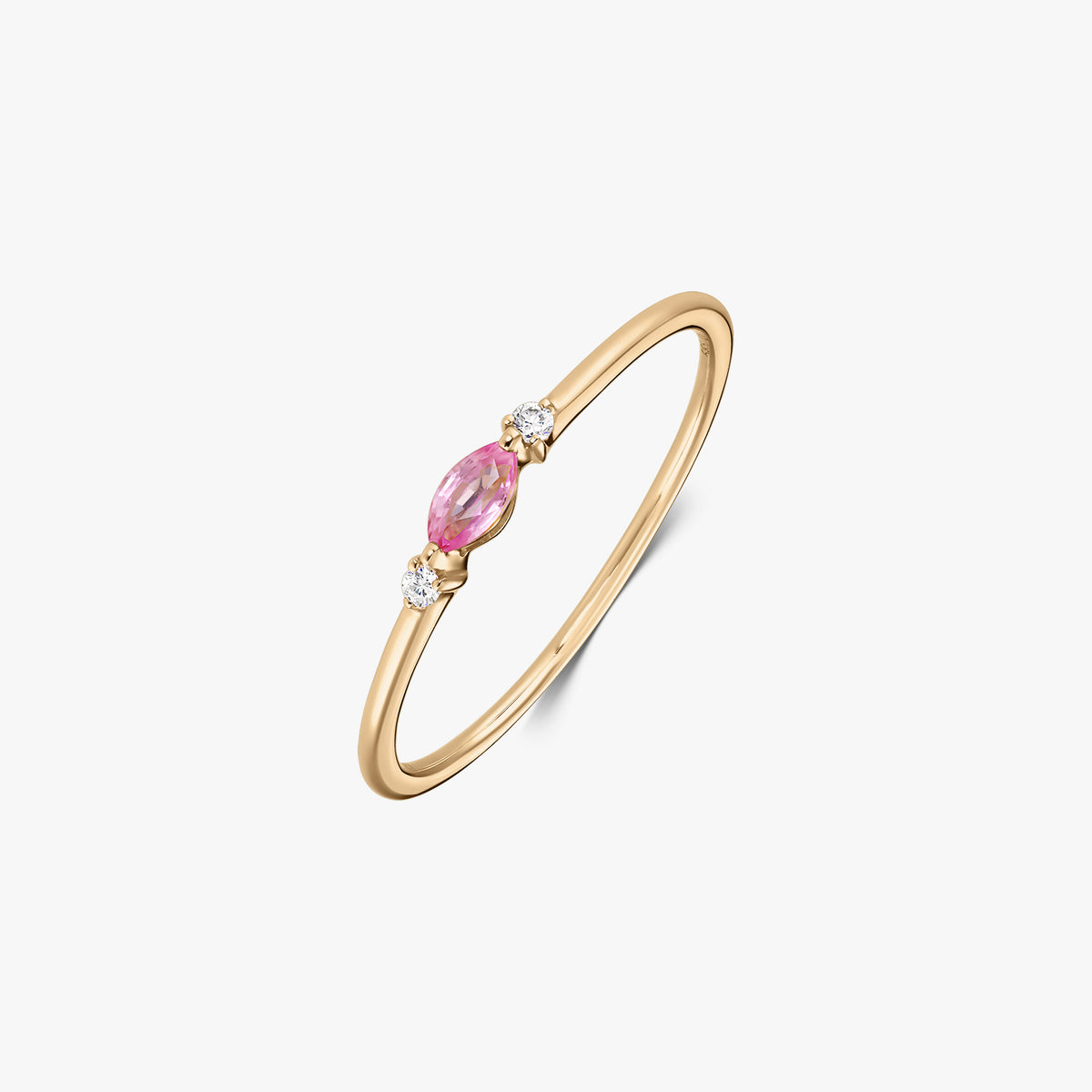 Ring aus 14k Gelbgold mit pinkfarbenem Saphir im Marquise-Schliff, zentriert zwischen zwei kleinen runden Naturdiamanten, vor weißem Hintergrund.