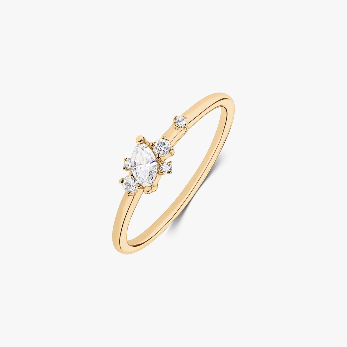 14k Gelbgold-Ring mit einem Mitteldiamanten im Marquise-Schliff und kleinen runden Akzentdiamanten auf einem schmalen Band, freigestellt vor weißem Hintergrund.