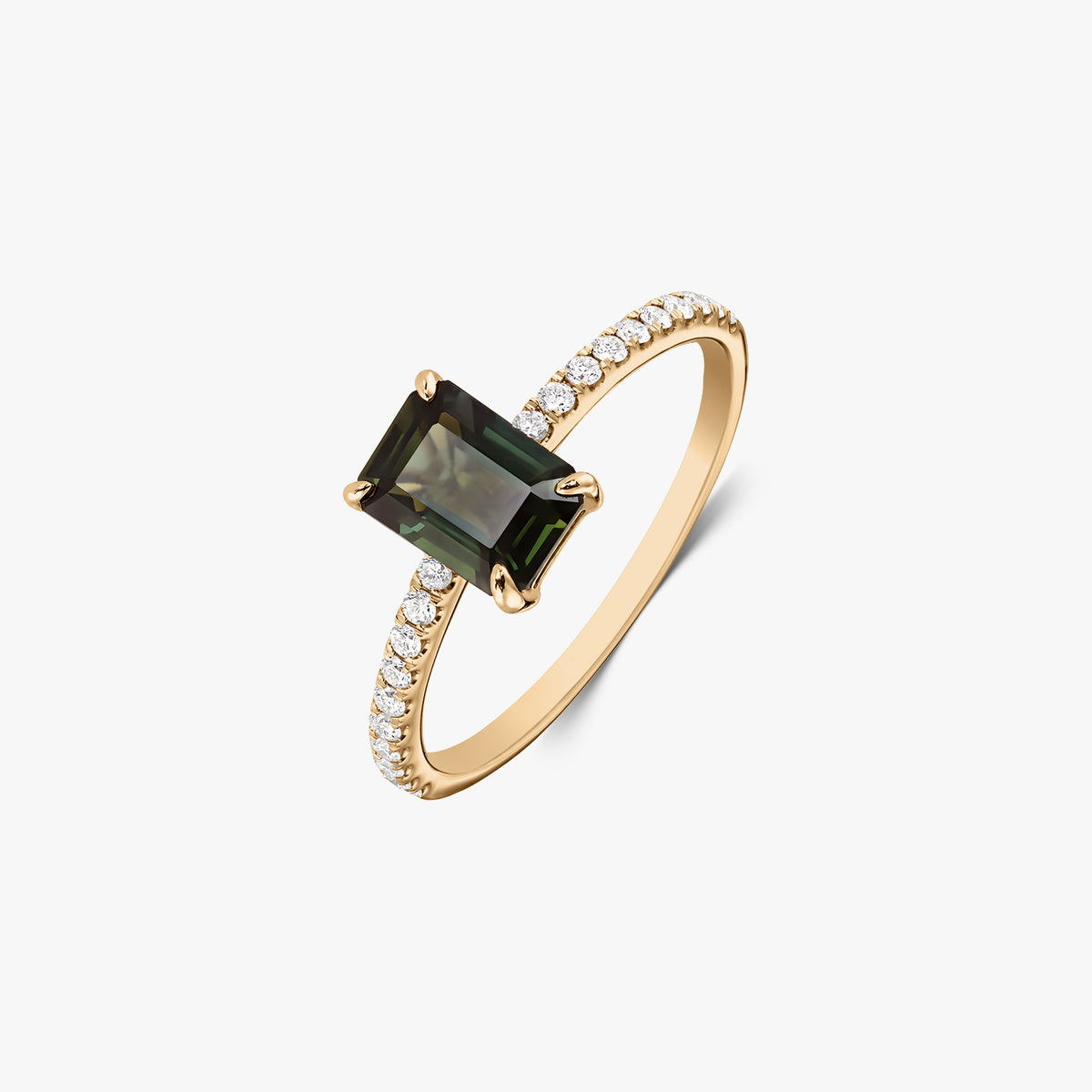Eleganter 14K-Gelbgoldring mit smaragdgeschliffenem grünem Saphir als Mittelstein und pavégefassten natürlichen Diamanten auf der Ringschiene, freigestellt auf weißem Hintergrund.