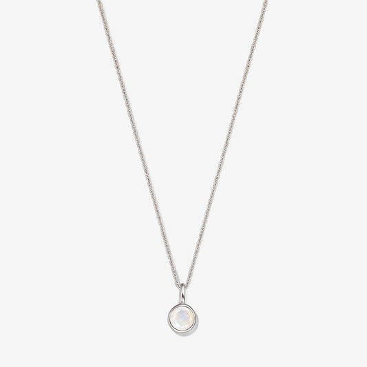 Sterlingsilber-Halskette mit kleinem rundem, in eine Fassung gefasstem Mondstein-Anhänger an feiner Kette, fotografiert vor weißem Hintergrund.
