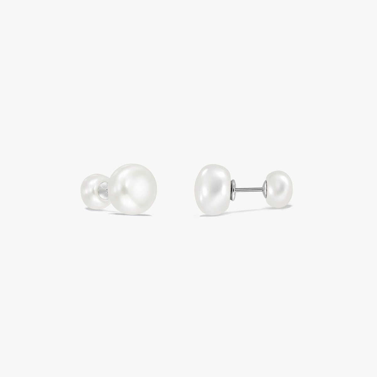 Ein Paar Doppel-Perlen-Ohrstecker aus Sterlingsilber auf weißem Hintergrund, jeweils mit einer großen weißen Naturperle an einem Ende und einer kleineren Perle am anderen, verbunden durch einen Steg.