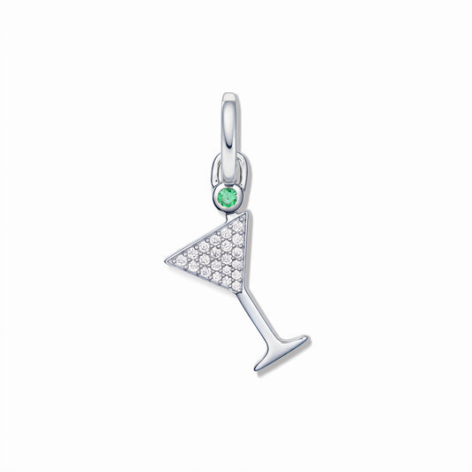 Silberner Martini-Glas-Anhänger mit pavé weißen Zirkonia und kleinem grünen Stein-Akzent, freigestellt vor weißem Hintergrund.