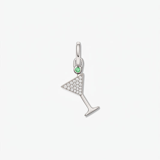 Anhänger in Form eines Cocktailglases aus Sterlingsilber mit Pavé weißen Zirkonia und einem kleinen grünen Akzentstein, vor weißem Hintergrund isoliert.