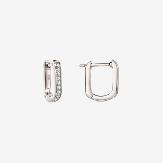 Paar U-förmige Huggie-Creolen aus Sterlingsilber mit klarem Zirkonia-Pavé, eine davon geöffnet, um den Scharnierverschluss zu zeigen, isoliert auf weißem Hintergrund.