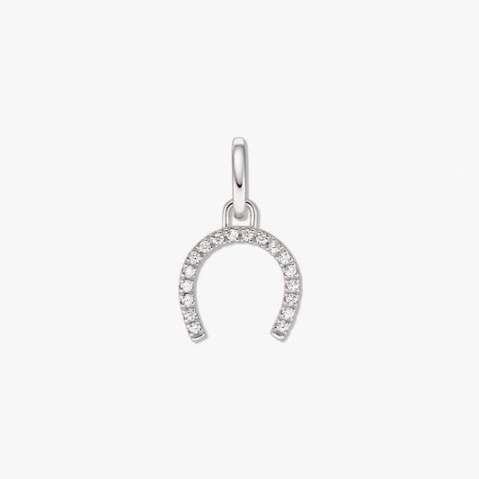 Hufeisen-Anhänger aus Sterlingsilber mit klarem Zirkonia-Pavé, isoliert auf weißem Hintergrund.
