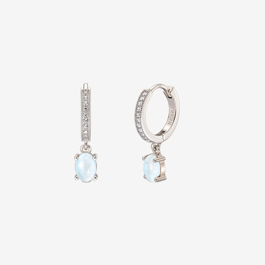 Paar Ohrstecker aus Sterlingsilber mit Pavé-Vorderseite und ovalen Cabochon-Mondsteinanhängern auf weißem Hintergrund.
