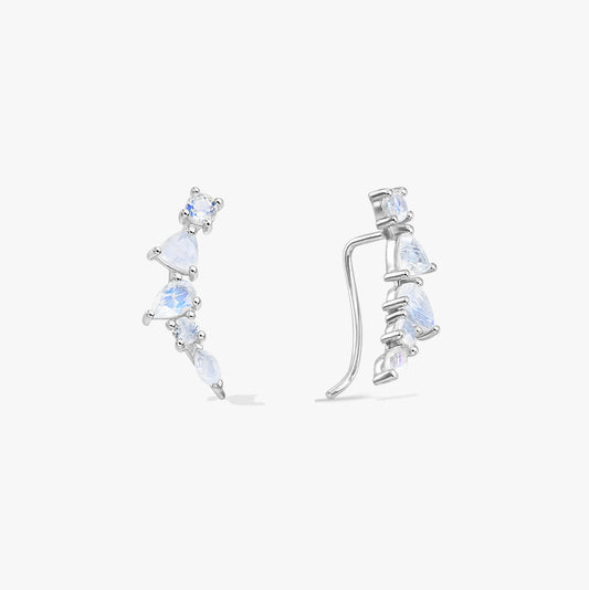 Paar Ear-Climber-Ohrringe aus Sterlingsilber mit Mondstein, in Vorder- und Seitenansicht auf weißem Hintergrund.