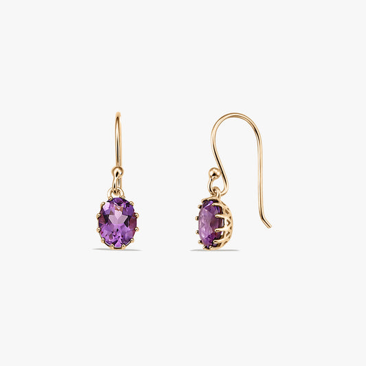 Paar ohrhänger aus vergoldetem Sterlingsilber mit ovalen, facettierten Amethyst-Steinen, Vorder- und Seitenansicht auf weißem Hintergrund.