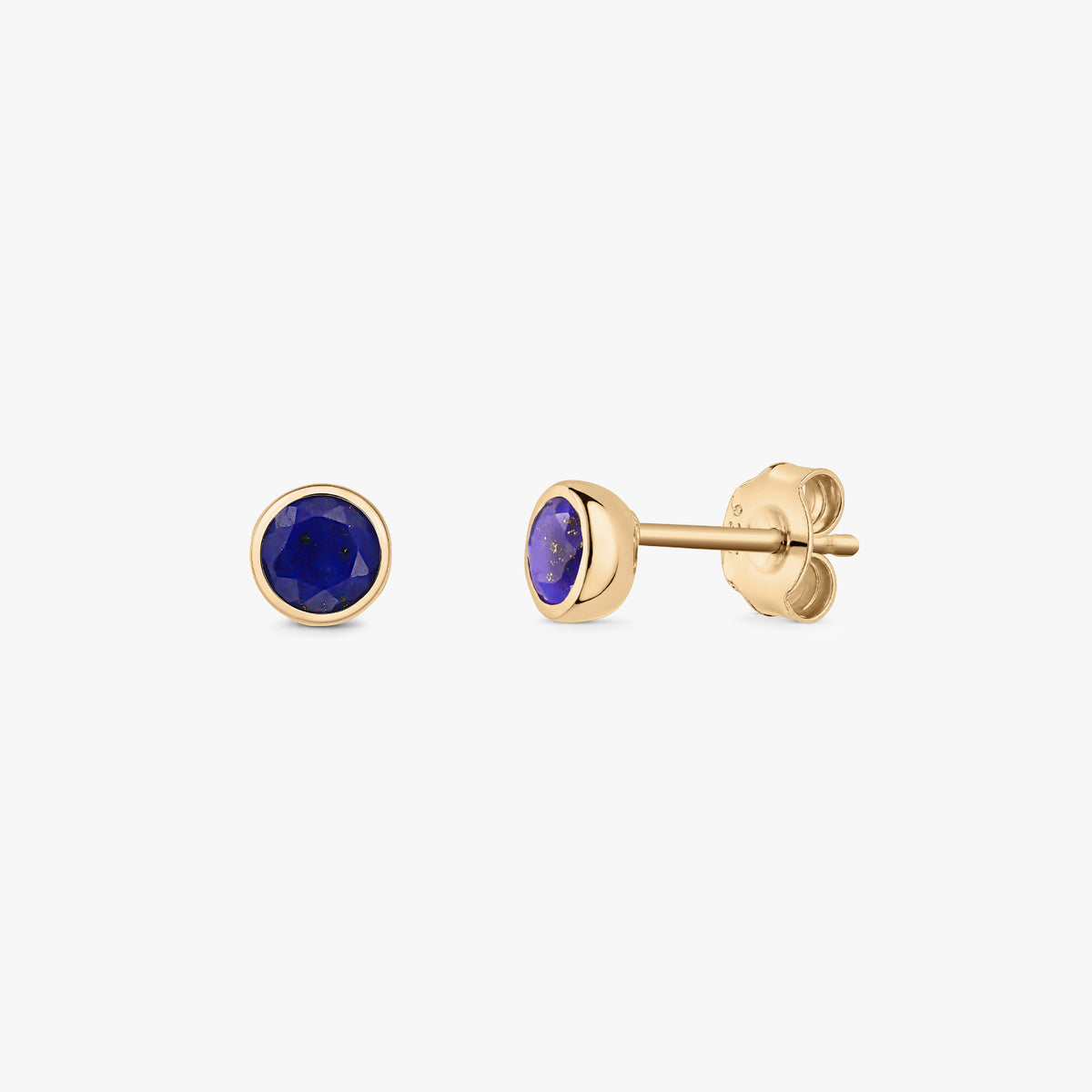 Runde Lapis‑Lazuli‑Ohrstecker in Zargenfassung aus vergoldetem 925er Silber, von vorn und seitlich gezeigt, mit Schmetterlingsverschlüssen auf weißem Hintergrund.