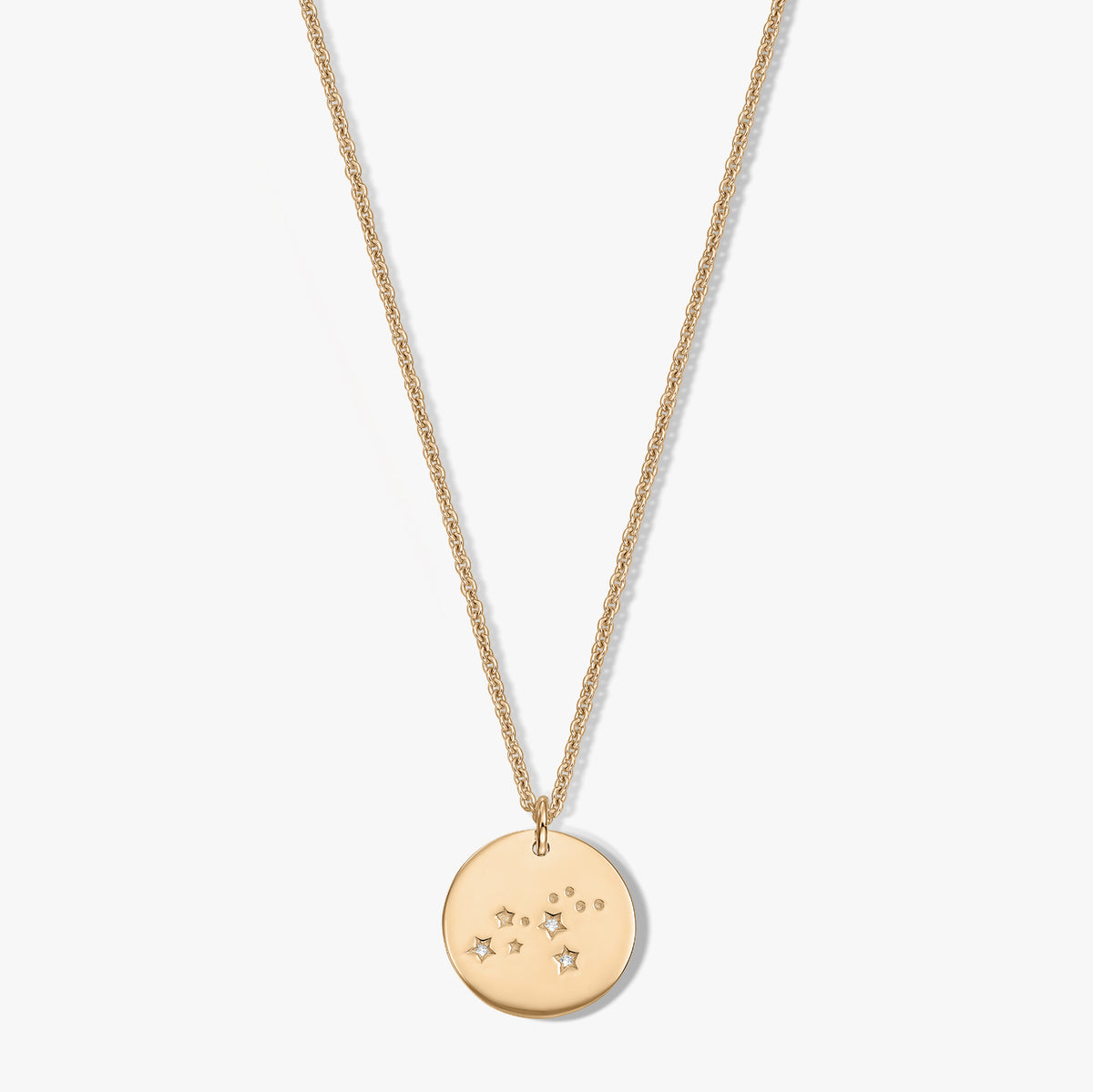 Golden Zodiac – Leo Halskette mit rundem Scheibenanhänger, kleinen Stern- und Punktakzenten, mit weißen Saphiren besetzt, an einer zarten Kette, freigestellt vor weißem Hintergrund.
