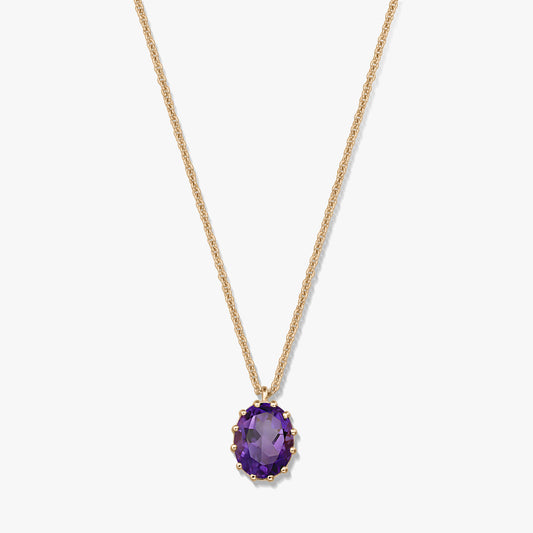 Vergoldete 925er Silberkette mit einem oval facettierten Amethyst-Anhänger vor weißem Hintergrund.