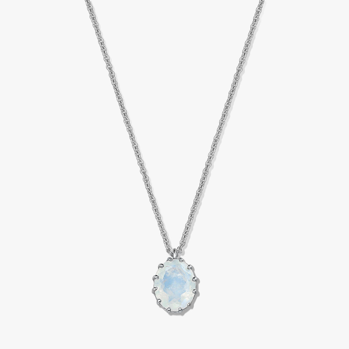 Sterlingsilberkette mit ovalem Mondsteinanhänger auf weißem Hintergrund.