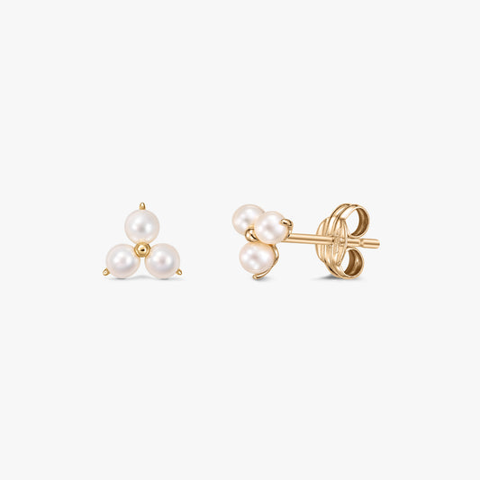 Paar Pointe Gold-Ohrstecker mit drei weißen Zuchtperlen, die dreieckig gruppiert auf weißem Hintergrund gezeigt werden, von vorne und seitlich mit Butterfly-Verschluss.