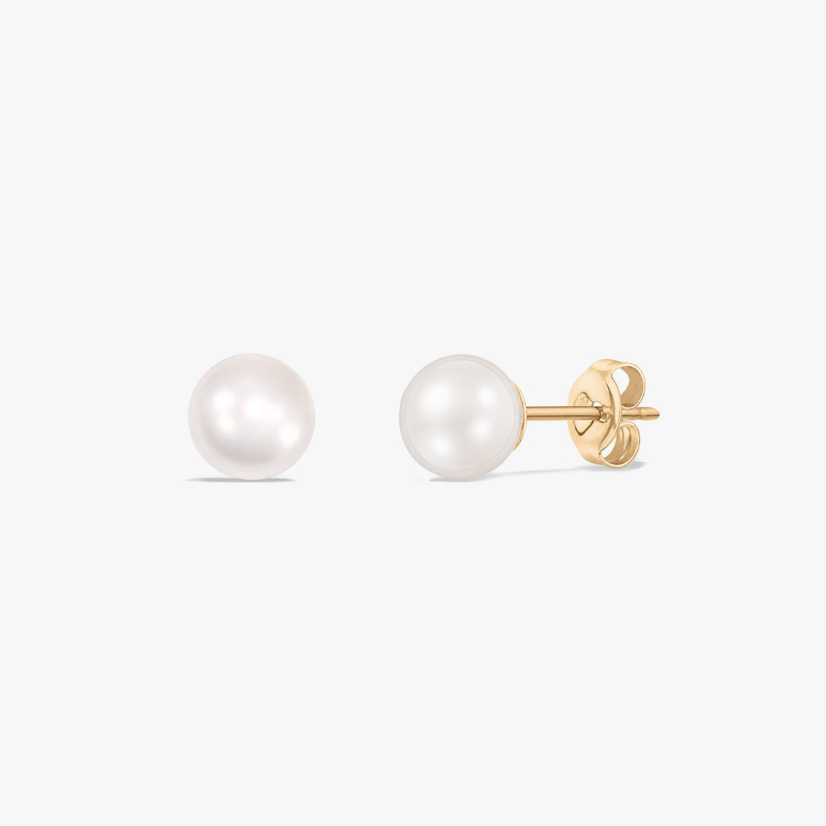 Paar Perlen-Ohrstecker aus 14k Gelbgold mit Butterfly-Verschlüssen auf weißem Hintergrund.