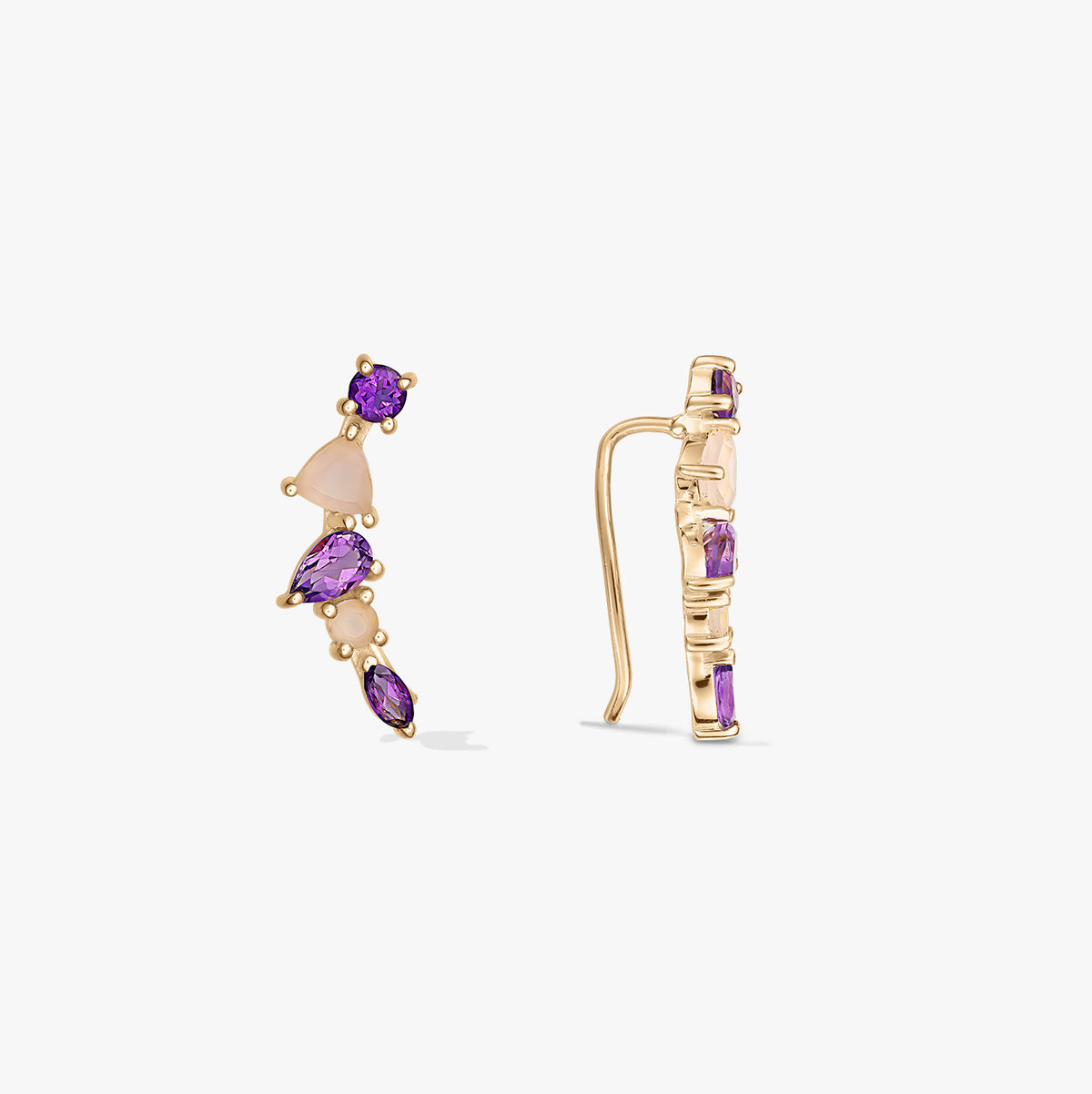 Paar Ear-Climber-Ohrringe aus vergoldetem Sterlingsilber mit violetten Amethyst- und hellrosa Chalzedonsteinen, abgebildet in Vorder- und Seitenansicht auf weißem Hintergrund.