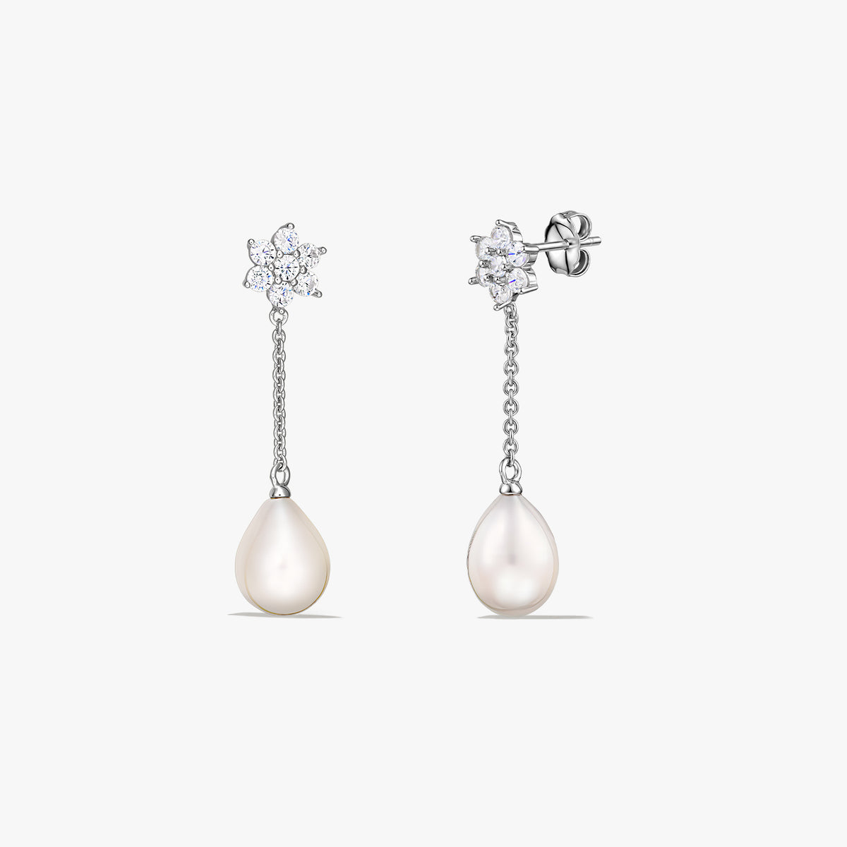 Elegantes Paar Hängeohrringe aus Sterlingsilber mit tropfenförmigen Zuchtperlen an kurzer Kette und kleinem funkelnden Cluster am Stecker auf weißem Hintergrund.