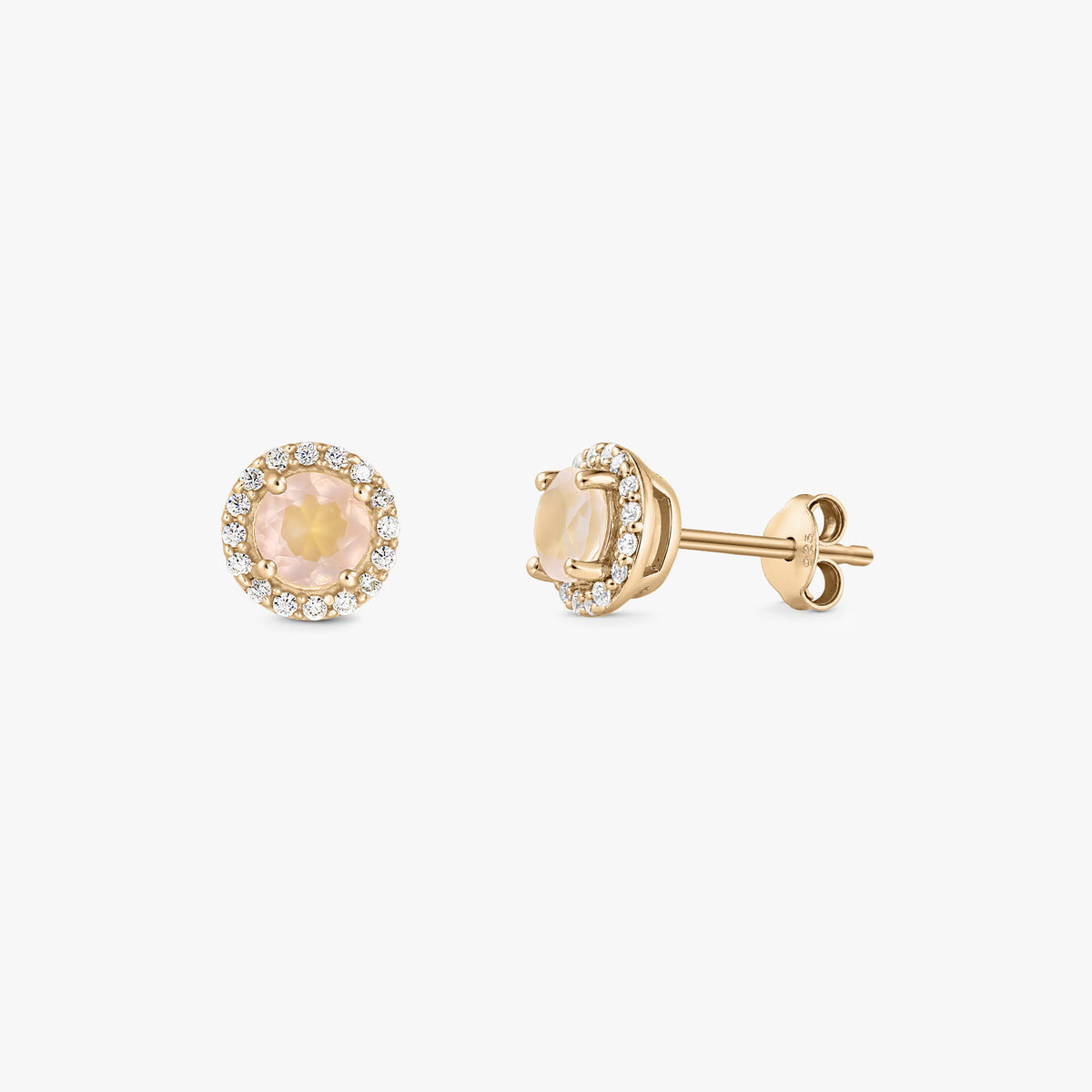 Paar Ohrstecker aus vergoldetem Sterlingsilber mit rundem Rosenquarz in der Mitte und einem Kranz aus klaren Zirkonia auf weißem Hintergrund.