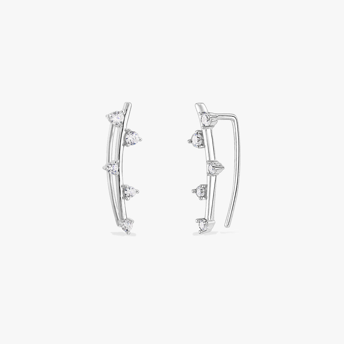 Paar Ivy Ear Climber-Ohrringe aus Silber mit klaren Zirkonia-Steinen vor weißem Hintergrund.