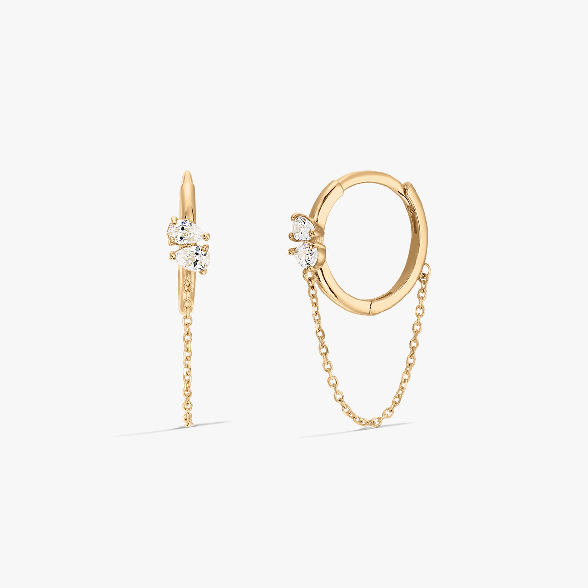 Elegante goldene Creolen mit Zirkonia-Steinen und Kettendetail auf weißem Hintergrund.