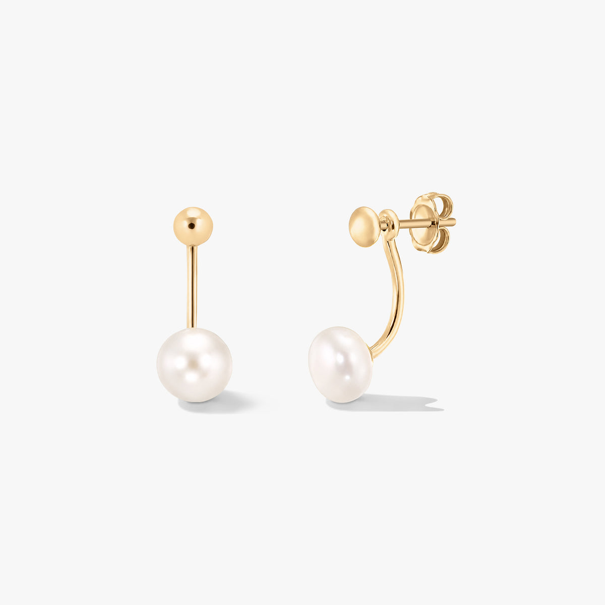 Paar Ear-Jacket-Ohrringe aus vergoldetem Sterlingsilber mit weißen Naturperlen, vor reinweißem Hintergrund.