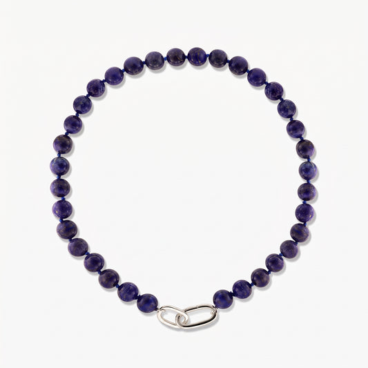 Quadratisches Studiofoto der Mareille Silberkette mit runden Lapislazuli-Perlen und einem polierten Silberverschluss auf weißem Hintergrund.