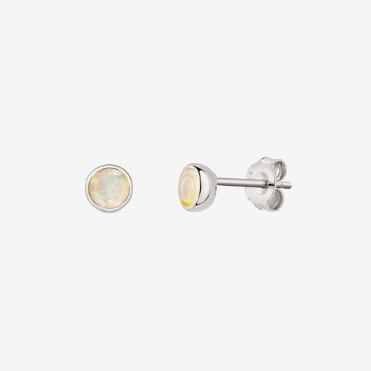 Paar 925 Sterlingsilber Ohrstecker mit Oktober-Geburtsstein und rund gefasstem Opal; einer Vorderansicht, einer Seitenansicht mit Butterfly-Verschluss vor weißem Hintergrund.