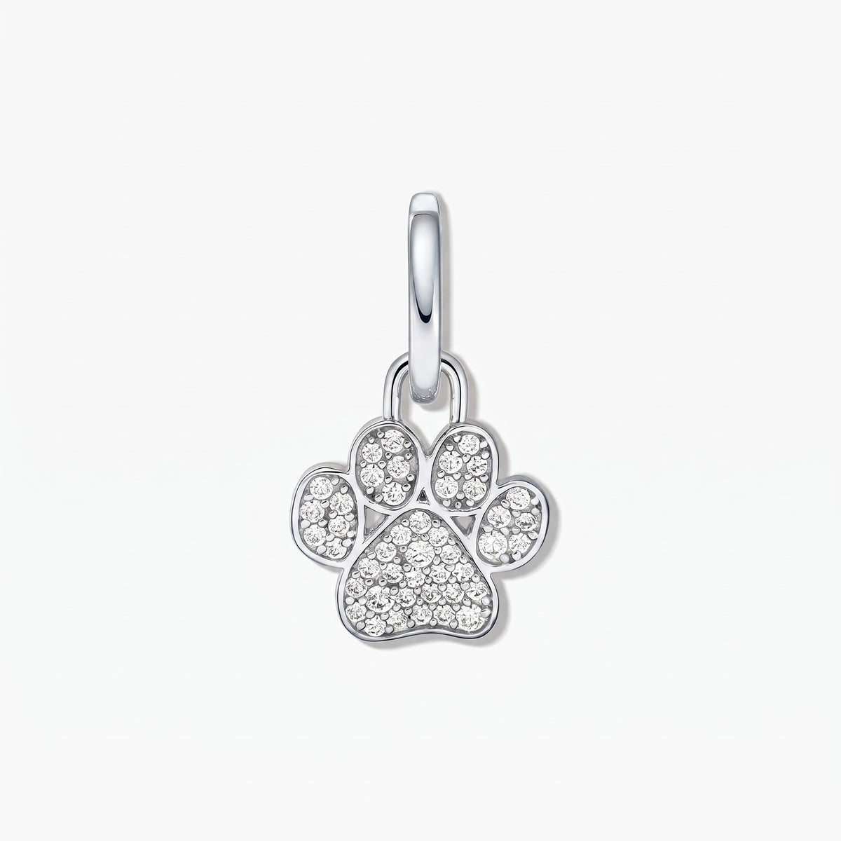 Anhänger aus Sterlingsilber in Pfotenabdruck-Form mit weißem Cubic-Zirkonia-Pavé vor weißem Hintergrund.