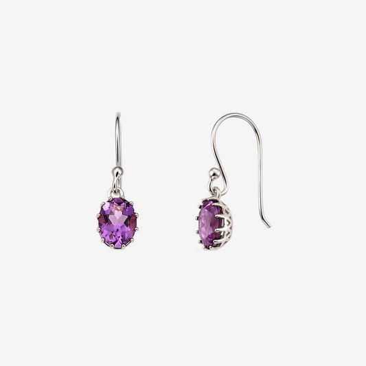Ruhige Silberohrringe — ovale, facettierte Amethyst-Tropfen in silbernen Krappenfassungen an französischen Haken, vorne und seitlich auf weißem Hintergrund gezeigt.