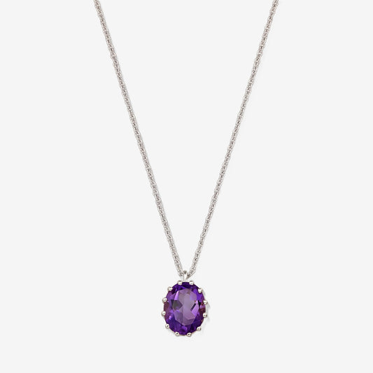 Halskette aus Sterlingsilber mit einem ovalen, facettierten Amethyst-Anhänger vor weißem Hintergrund.