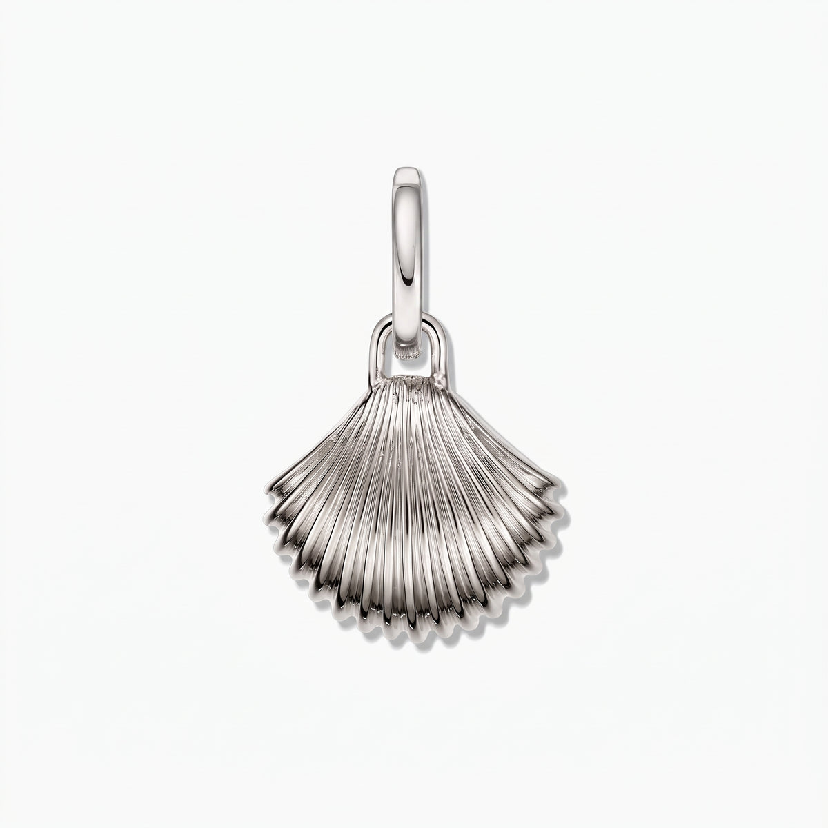 Muschelanhänger aus 925 Sterlingsilber mit Rhodiumüberzug, auf weißem Hintergrund zentriert.