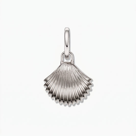 Muschelanhänger aus 925 Sterlingsilber mit Rhodiumüberzug, auf weißem Hintergrund zentriert.