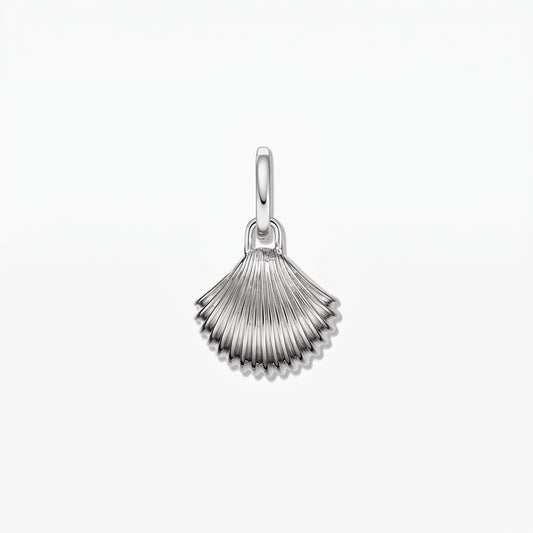Rhodinierter Anhänger aus 925er Sterlingsilber in Muschelform, mittig auf einem sauberen weißen Hintergrund.