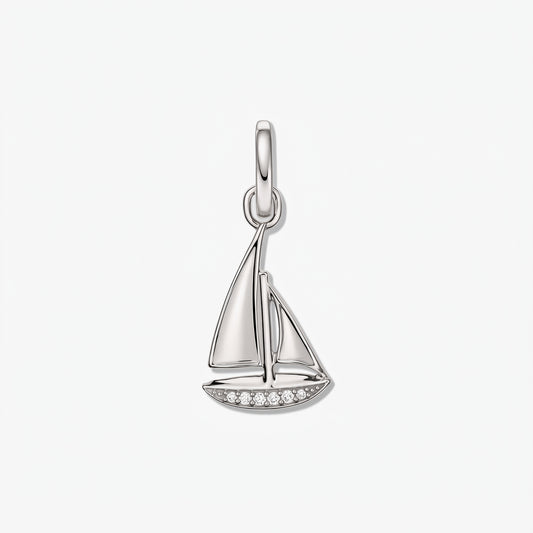 Anhänger eines Segelboots aus Sterlingsilber mit kleinen weißen Zirkonia-Akzenten vor weißem Hintergrund.