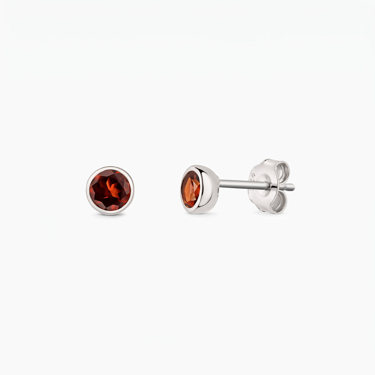 Paar Ohrstecker aus Sterlingsilber mit runden Granatsteinen, von vorn und seitlich auf weißem Hintergrund gezeigt, mit sichtbaren Butterfly-Verschlüssen.
