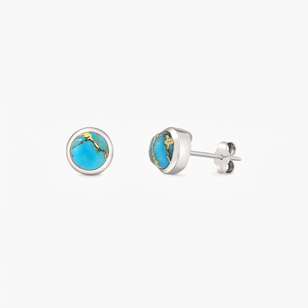 Paar Ohrstecker aus Sterlingsilber mit runden blauen Kupfer-Türkis-Cabochons in Zargenfassungen auf weißem Hintergrund.