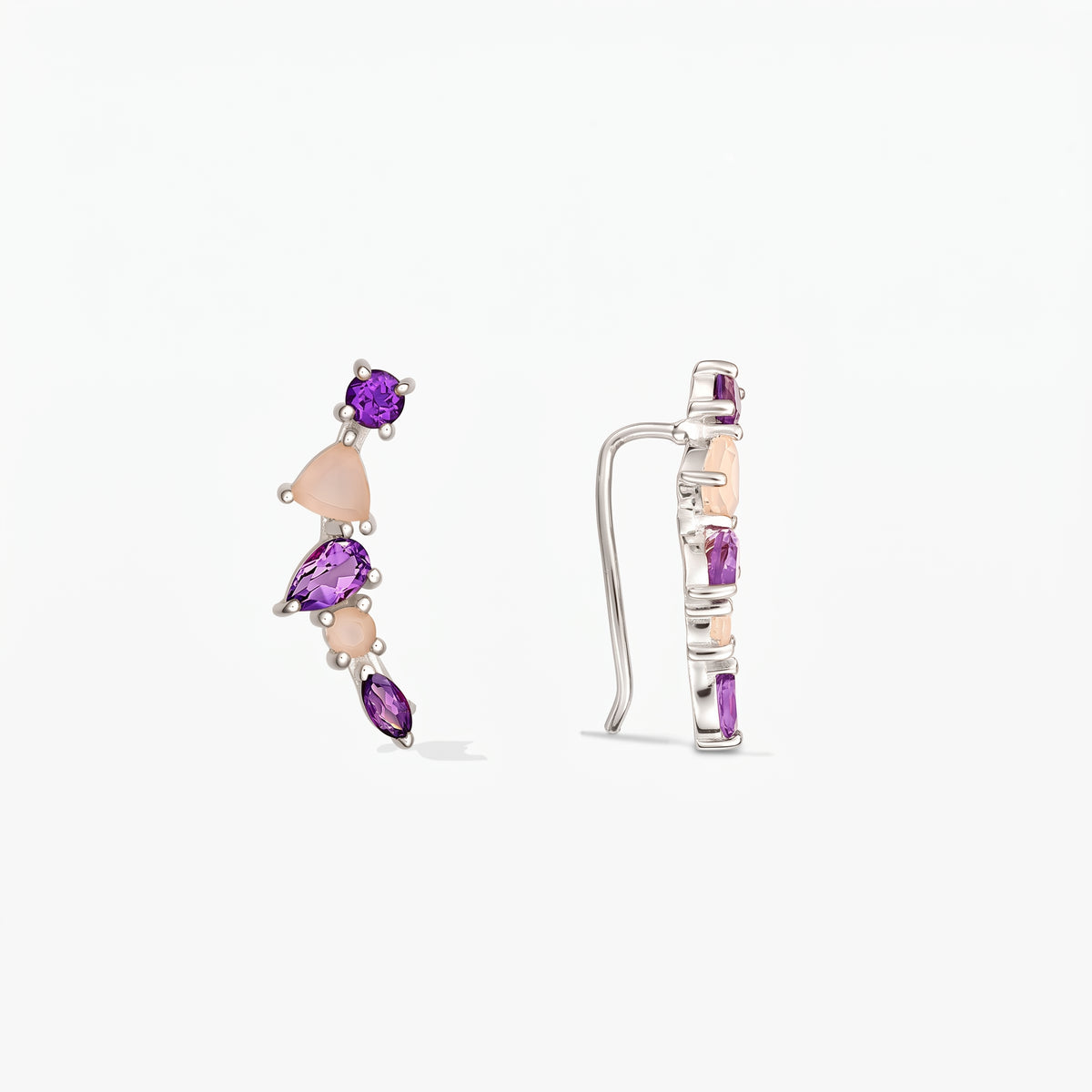 Paar Ear-Climber-Ohrringe aus Sterlingsilber mit violettem Amethyst und roséfarbenem Chalcedon, in Vorder- und Seitenansicht vor weißem Hintergrund.