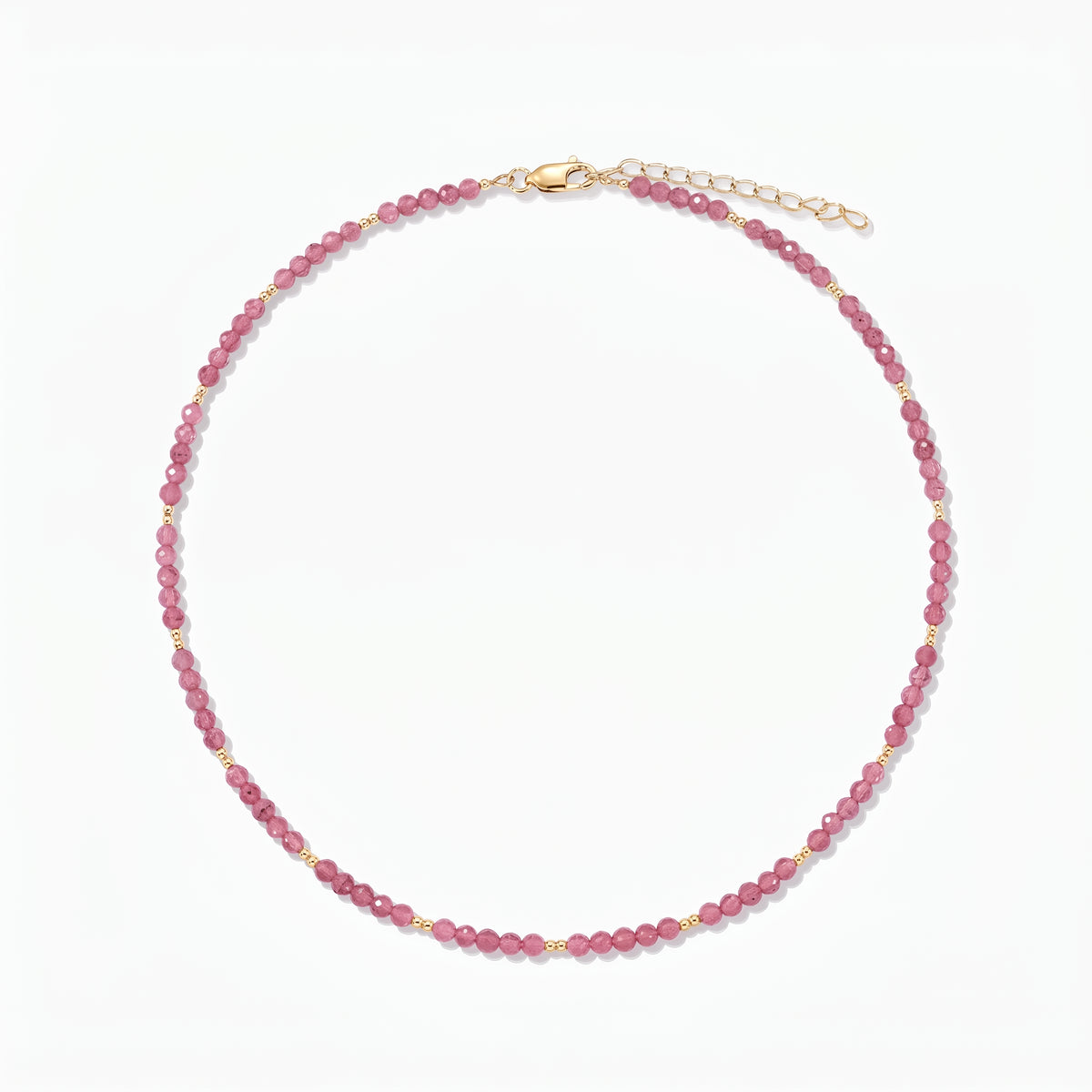 Silver Necklace Golden SummerScape - Tourmaline by Indira: rosafarbene Turmalin-Perlenkette mit kleinen goldenen Akzenten und Karabinerverschluss mit Verlängerungskette, vor weißem Hintergrund.