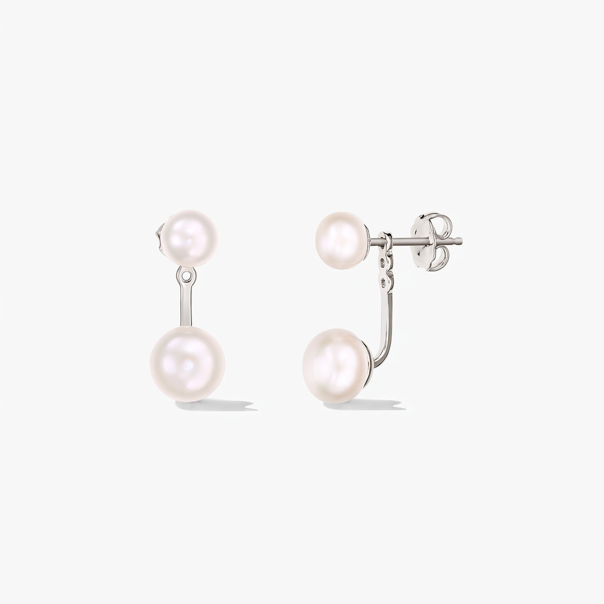 Paar Duo-Ohrringe aus 925er Silber mit natürlichen weißen Perlen in einem Ear-Jacket-Design mit Doppelperlen auf weißem Hintergrund.