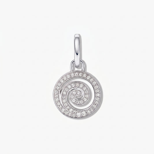 Nahaufnahme eines Anhängers aus Sterlingsilber in Spiralform mit weißem Zirkoniastein-Pavé, fotografiert auf weißem Hintergrund.