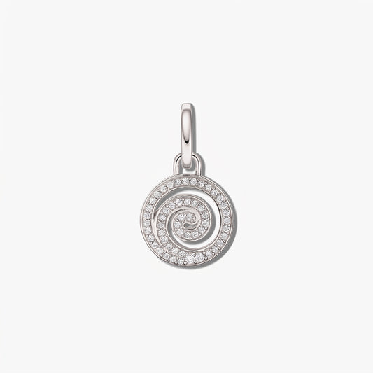 Anhänger aus Sterlingsilber in Spiralenform mit weißem Zirkonia-Pavé auf sauberem weißem Hintergrund.