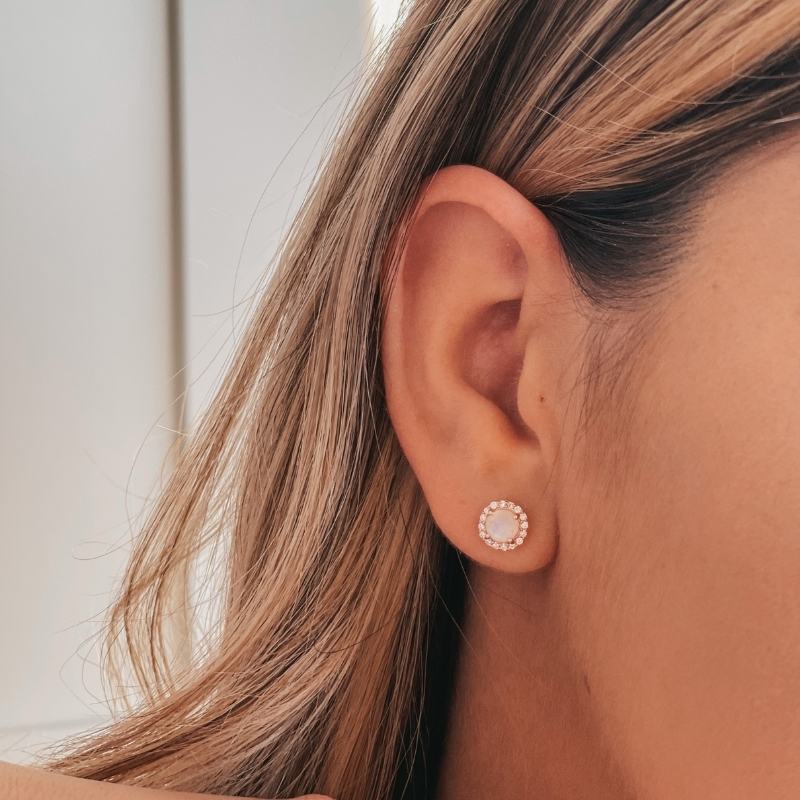 Nahaufnahme des Ohrs einer Frau mit dem Keira Rose Silver Earring mit Mondstein.