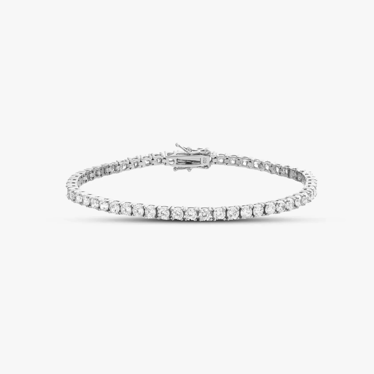 Silbernes Tennisarmband mit Zirkonia-Steinen auf reinweißem Hintergrund.
