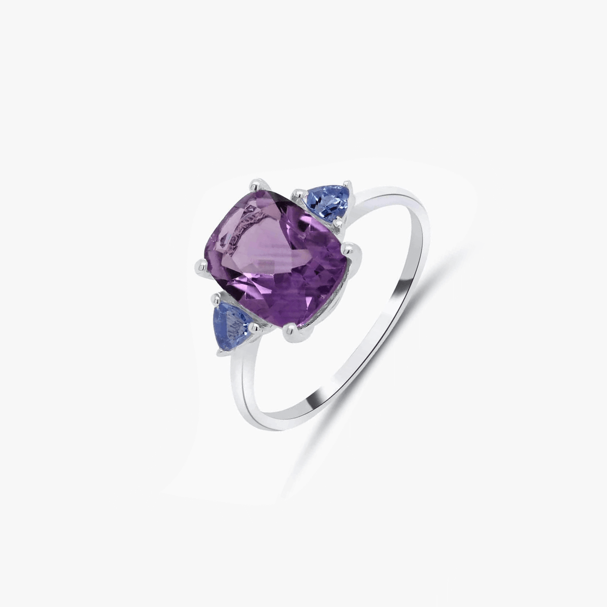 Silberring mit großem Amethyst und zwei kleineren Tansaniten in minimalistischem Design.