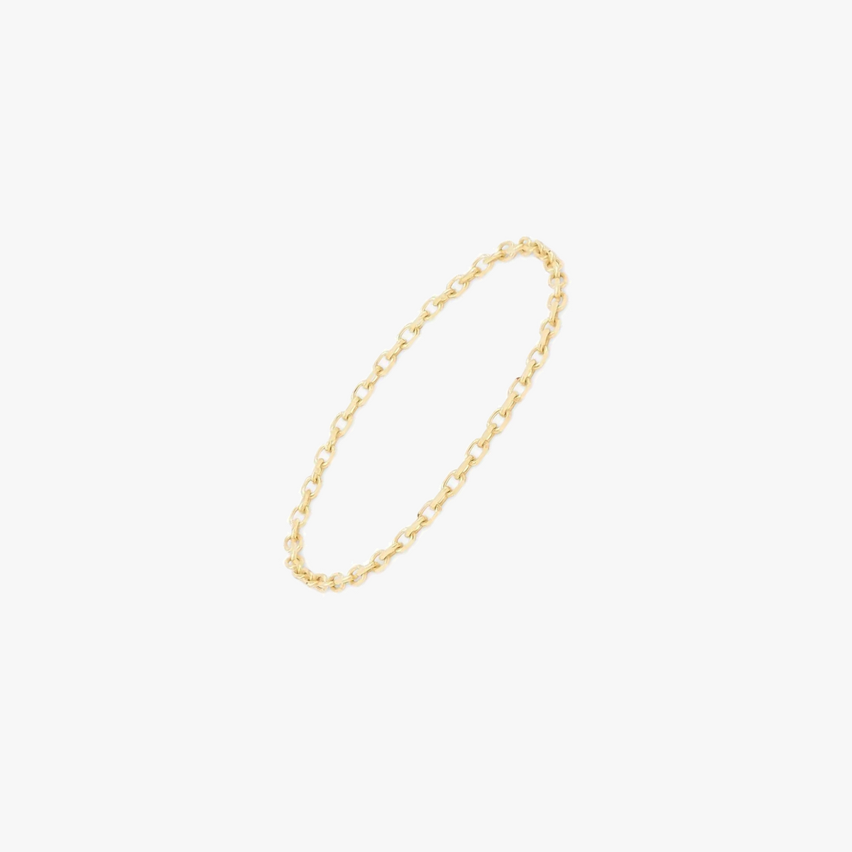 Ein 14K-Gold-Kettenring auf weißem Hintergrund.