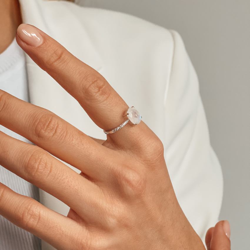 Weißgoldring Reina – Mondstein & Diamanten – Indira