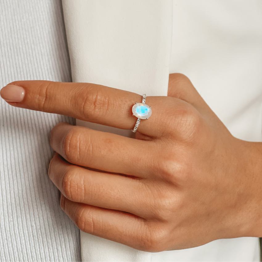 Reina Ring aus Weißgold mit Mondstein und Diamanten – Indira