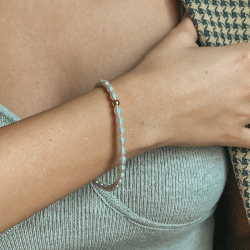 Glamour-Goldarmband mit natürlichen Perlen – Indira