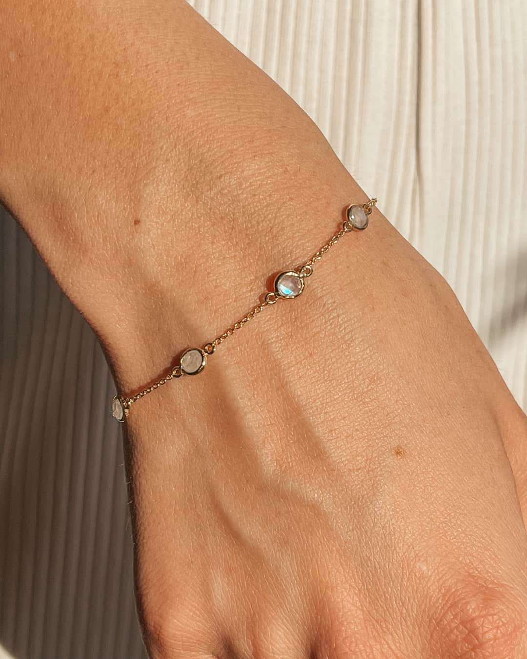 Silberarmband Birthstone Golden June - Mondstein - Indira