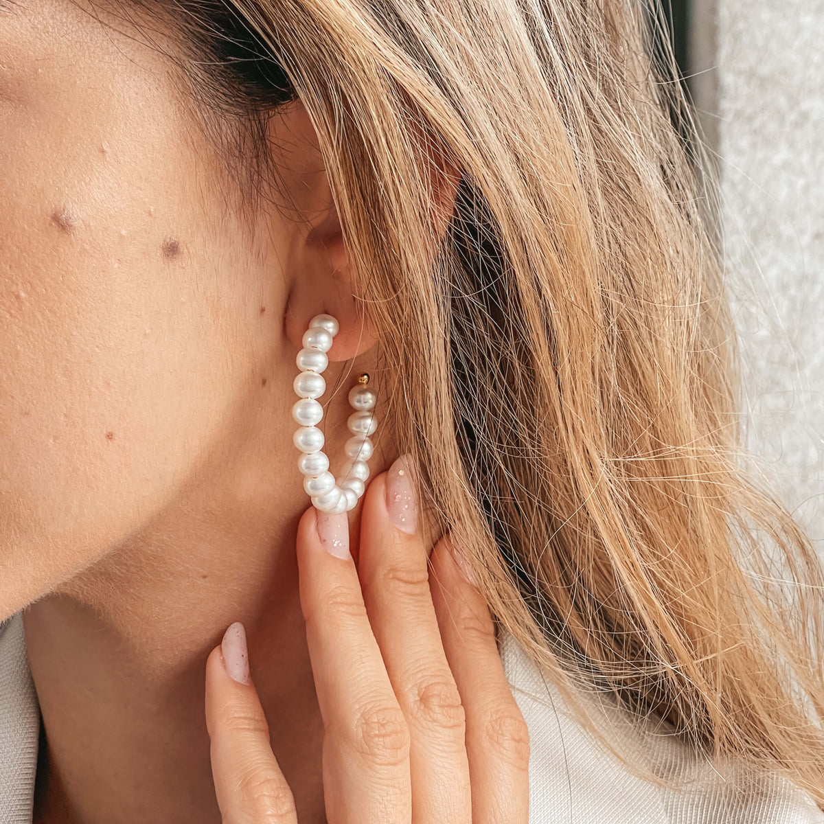 Silberohrringe Golden Pearl Hoops - Natürliche Perlen - Indira